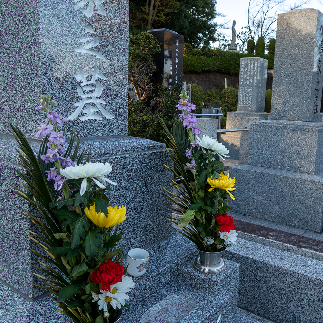 墓石と供花　墓参り・供養　イメージ　Japanese s
