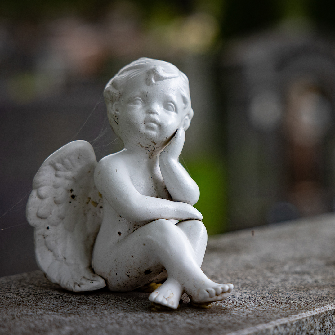 Ange sur pierre tombale